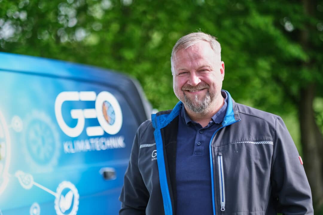 Tim Schlattmann mit GEO Klimatechnik Firmenfahrzeug Bulli