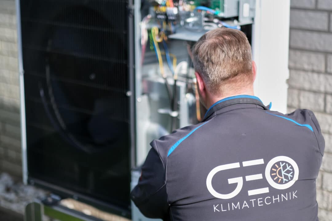 Tim Schlattmann mit Wärmepumpen Aussengerät Installation